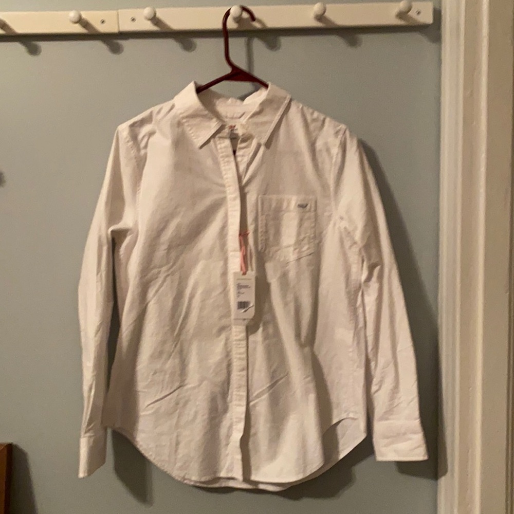 Vineyard Vines Relaxed fit white blouse.